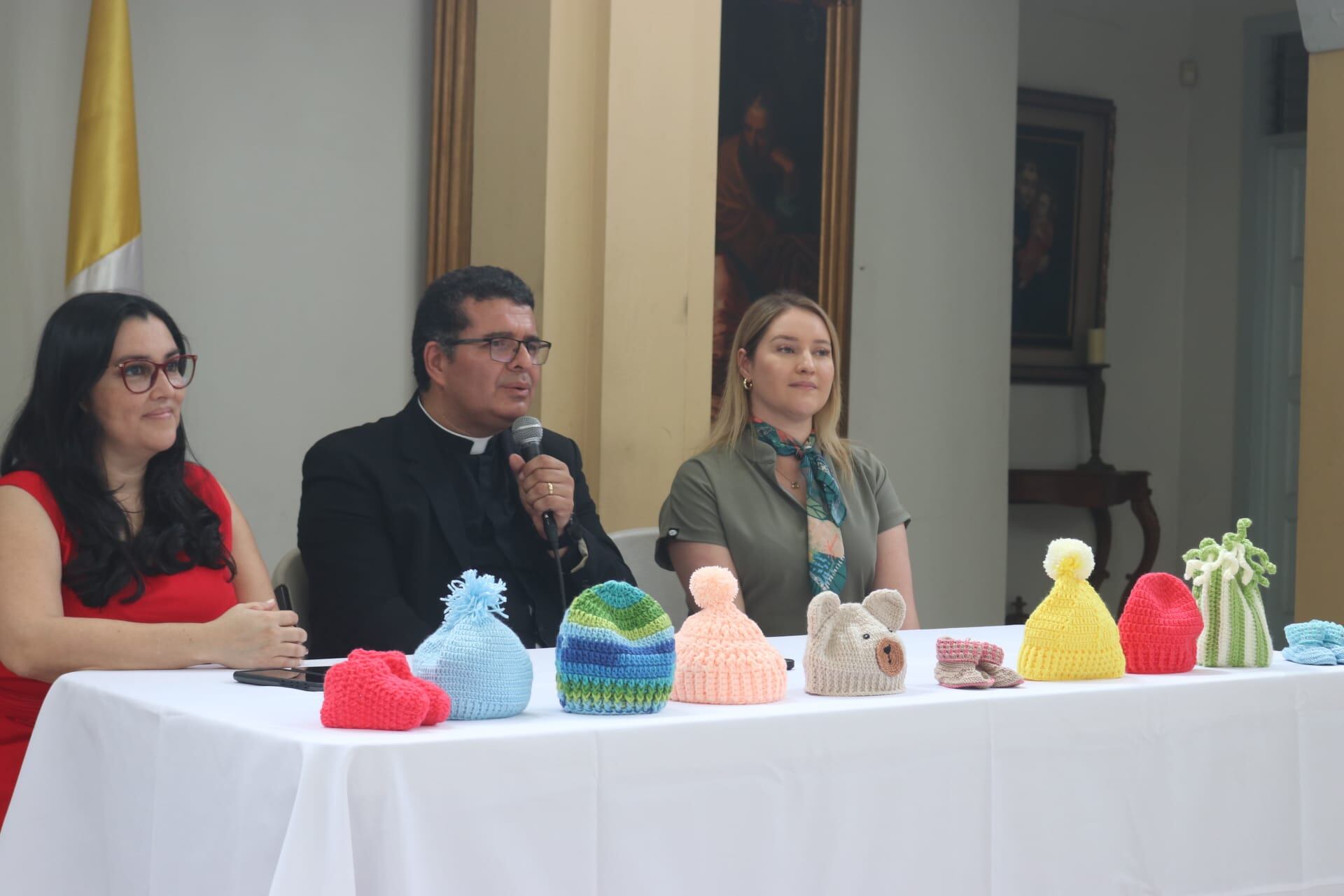 Confirma Cáritas Arquidiocesana que entregó, el pasado miércoles 5 de junio, 460 gorritos tejidos a la Unidad de Cardiología del Hospital Nacional de Niños, como el fruto de la campaña “Caridad Entretejida” que se mantuvo activa entre el 16 de marzo al 22 de abril. La donación también incluye 98 pares de botas tejidas. En la foto, de izquierda a derecha, Johana Bellavita, gestora de emprendimientos de Cáritas, el padre David Solano Chaves, delegado Episcopal de la Pastoral Social en la Arquidiócesis de San José y la doctora del Hospital de Niños, Karina Araya.