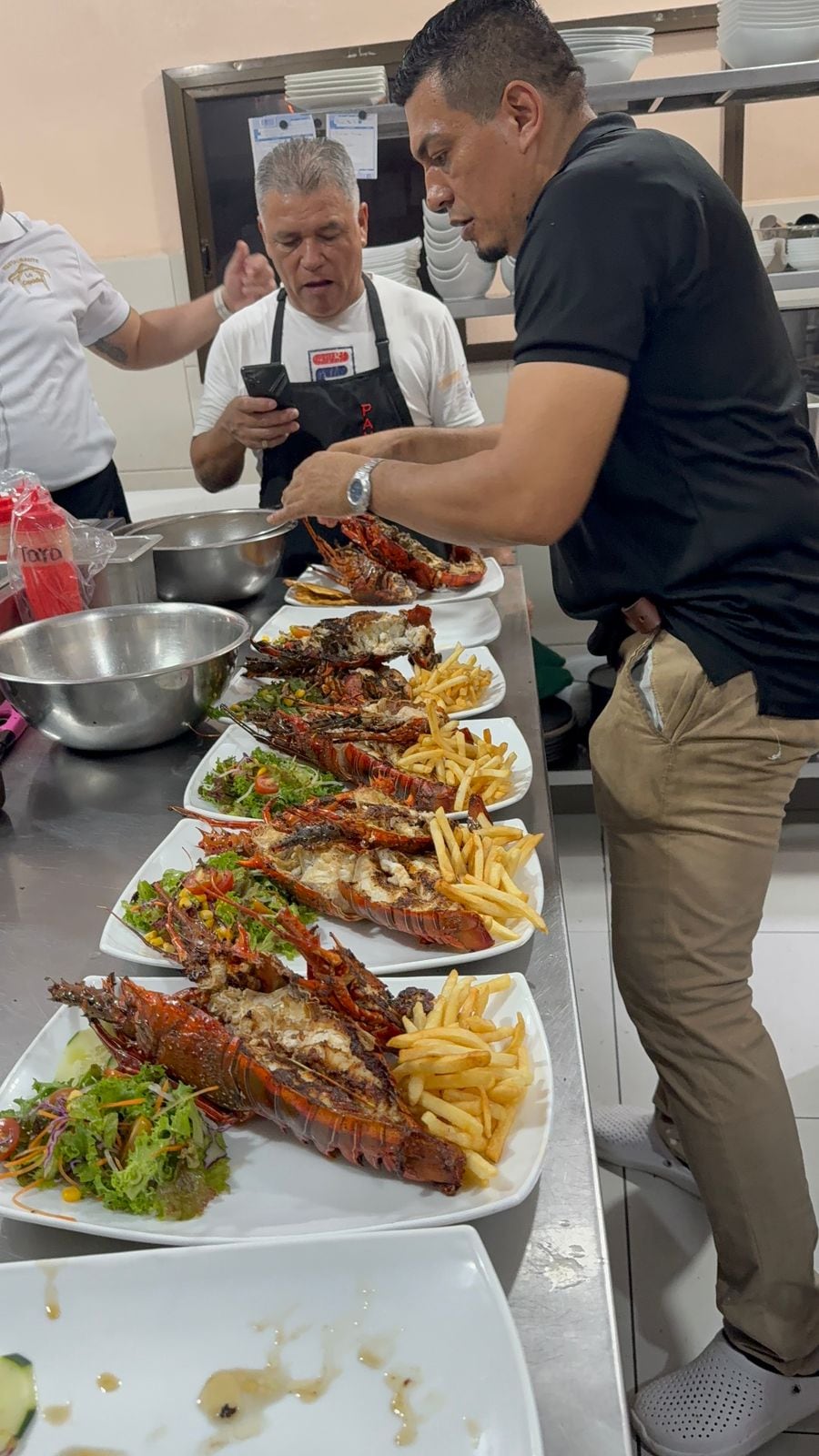 Deyvis Mercado Lezama, de 37 años, nació entre olas del Pacífico nicaragüense y que hoy cocina en Guanacaste, convirtiendo sus sueños y luchas en un ejemplo de superación.