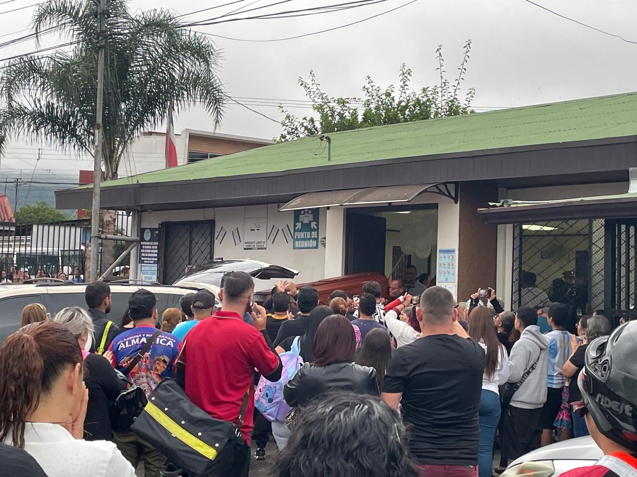 Marilyn Chacón y sus hijos fueron despedidos por la comunidad que los vio crecer