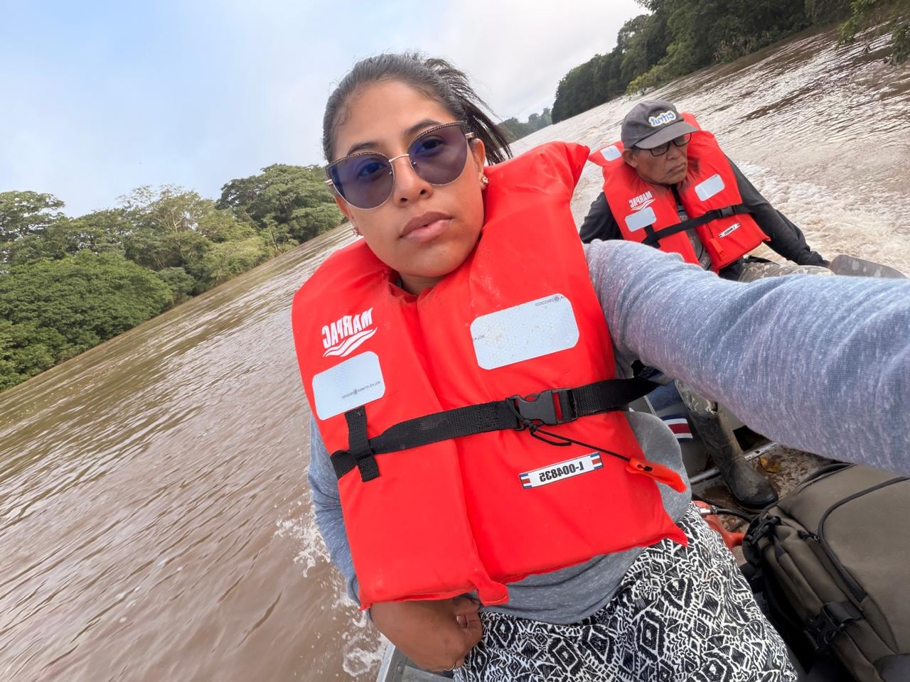 Clara Idalia García camina, cruza el río en panga y sigue en moto para llegar a la escuela de Copalchí, en Sarapiquí, donde enseña a 11 niños de primero a sexto grado