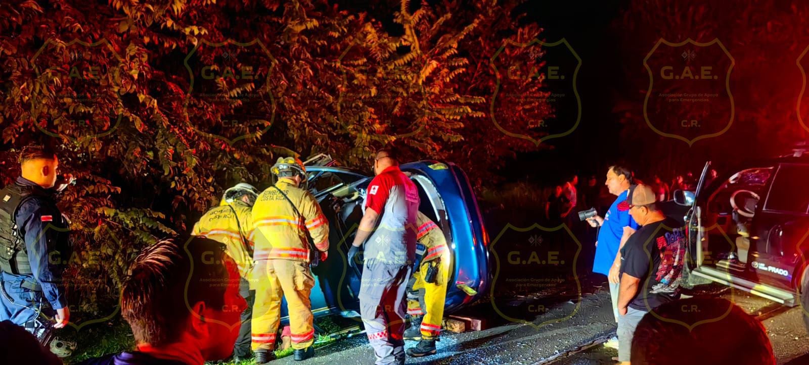 Un fatal choque entre dos carros terminó en desgracia en la Ceiba de Orotina, Alajuela, sobre la ruta 27. Foto: GAE