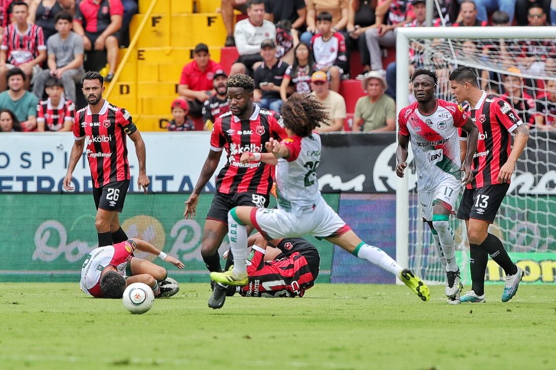 15/10/2023/ Juego entre Liga Deportiva Alajuelense vs Guanacasteca por el torneo de Copa en el estadio Alejandro Morera Soto / foto John Durán
