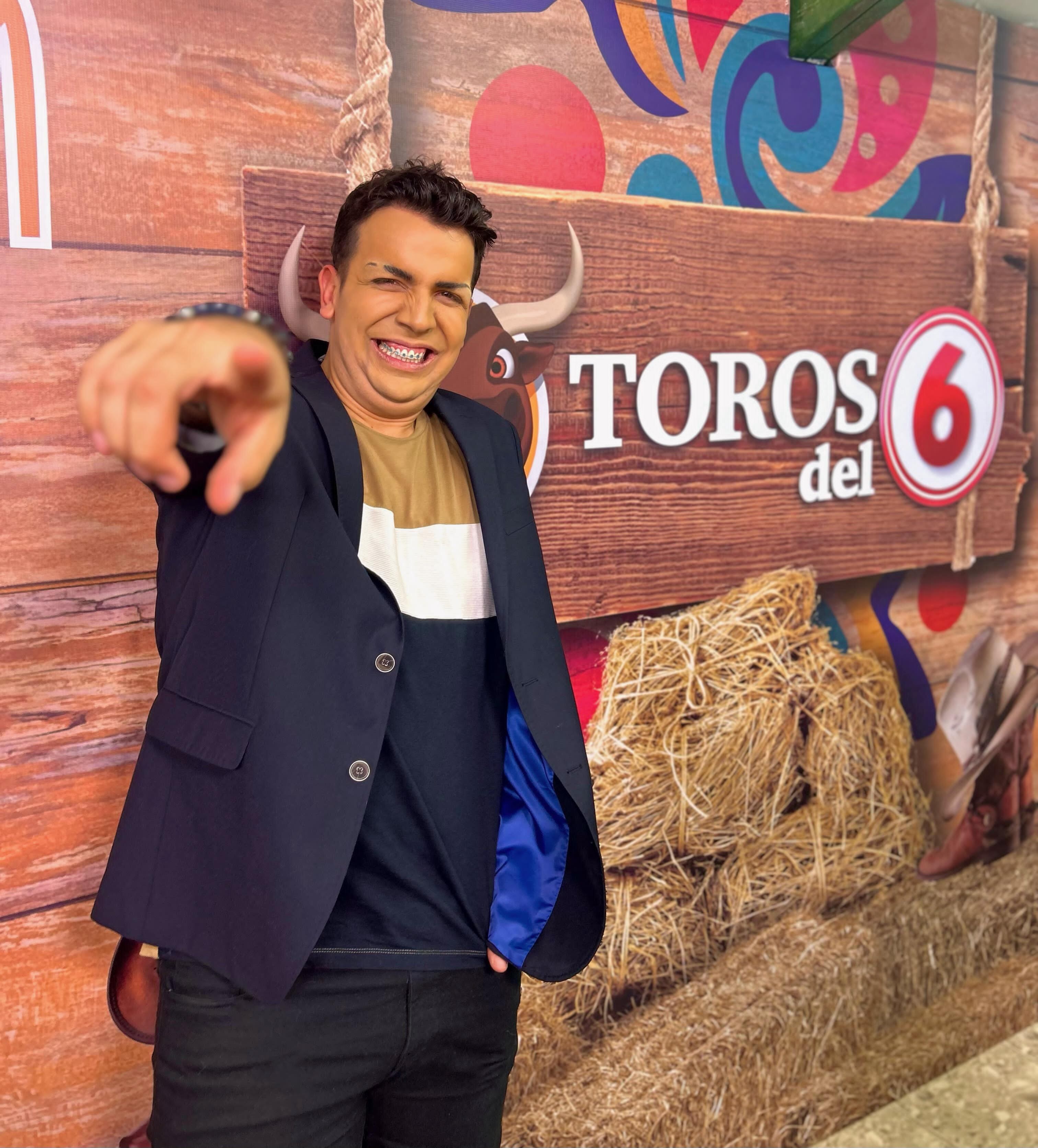 Humorista trajes pelucas Edson Picado