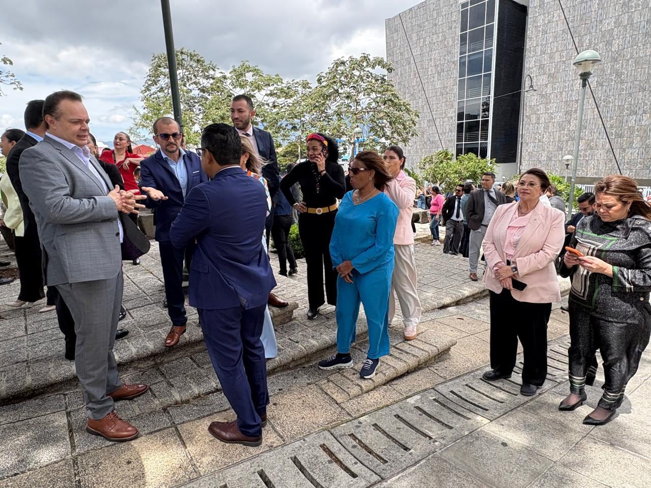Diputados oficialistas salieron del edificio