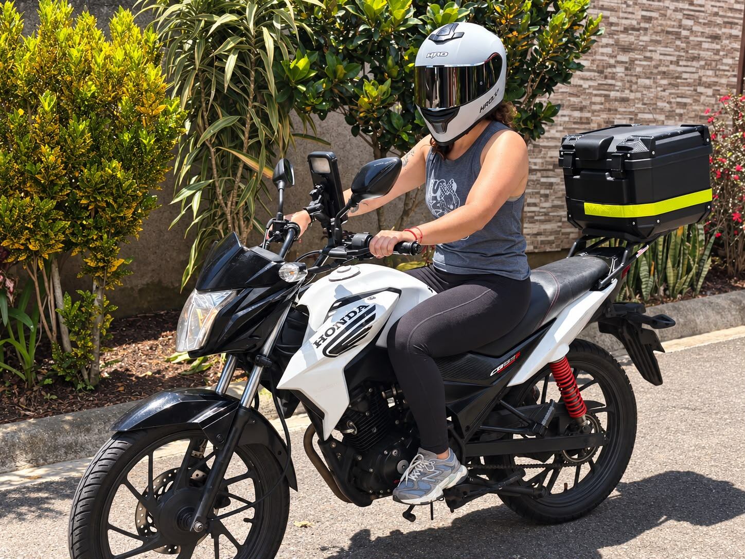 A Fátima le piropean la forma en que maneja moto.