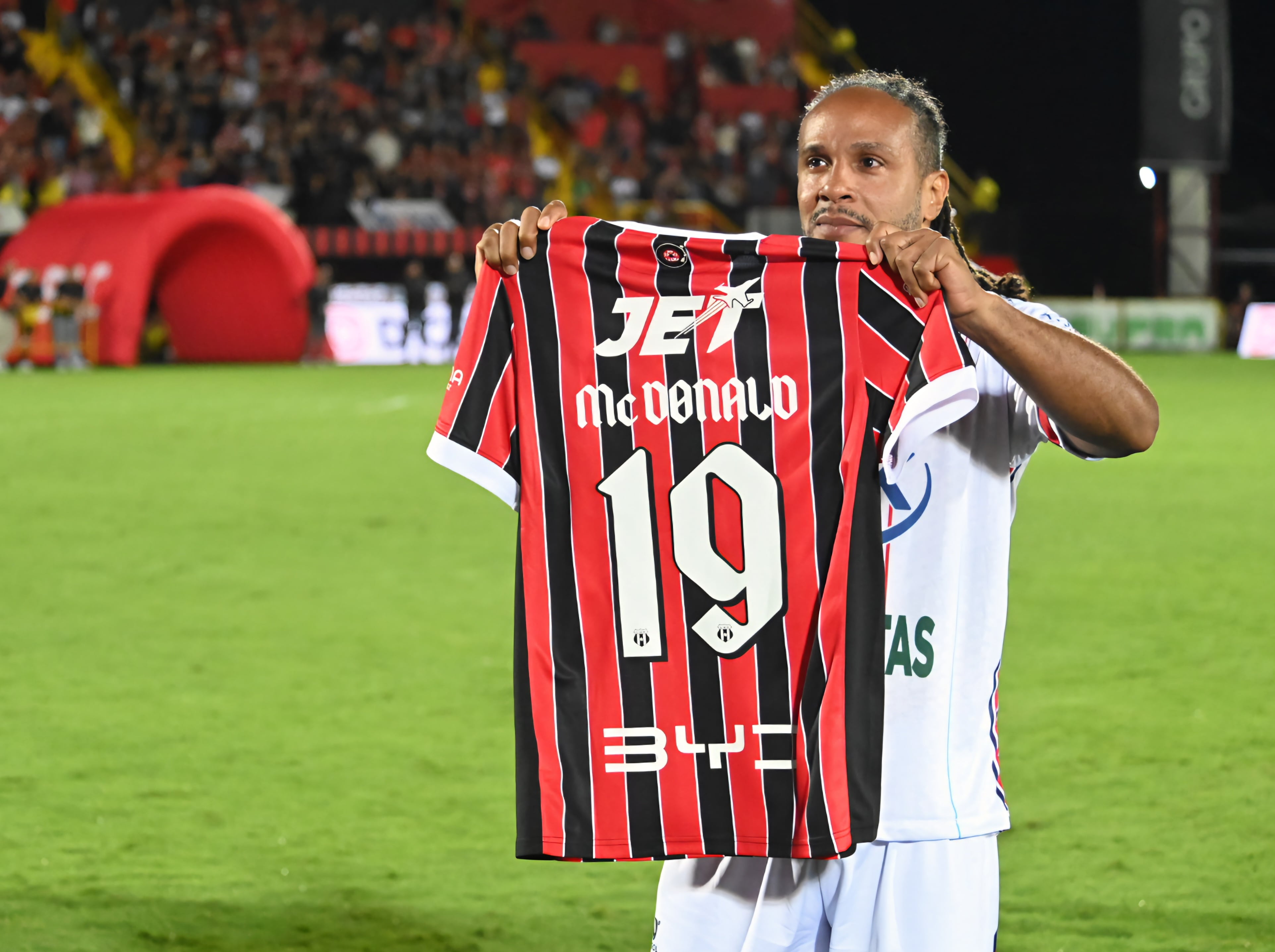 23 de agosto de 2026. Estadio Alejandro Morera Soto. 18:00 hrs. La Liga Deportiva Alajuelense juega contra la Asociación Deportiva San Carlos en partido correspondiente a la jornada 5 del Torneo de Apertura de la Liga Promérica. Otro dato relevante del juego es el retiro oficial del delantero Jonathan McDonald del fútbol. En la foto: Ismael Rescalvo técnico de la liga y Walter Centeno de San Carlos. Retiro del jugador Jonathan Mcdonald. Jugadas relevantes del partido. Foto: Albert Marin