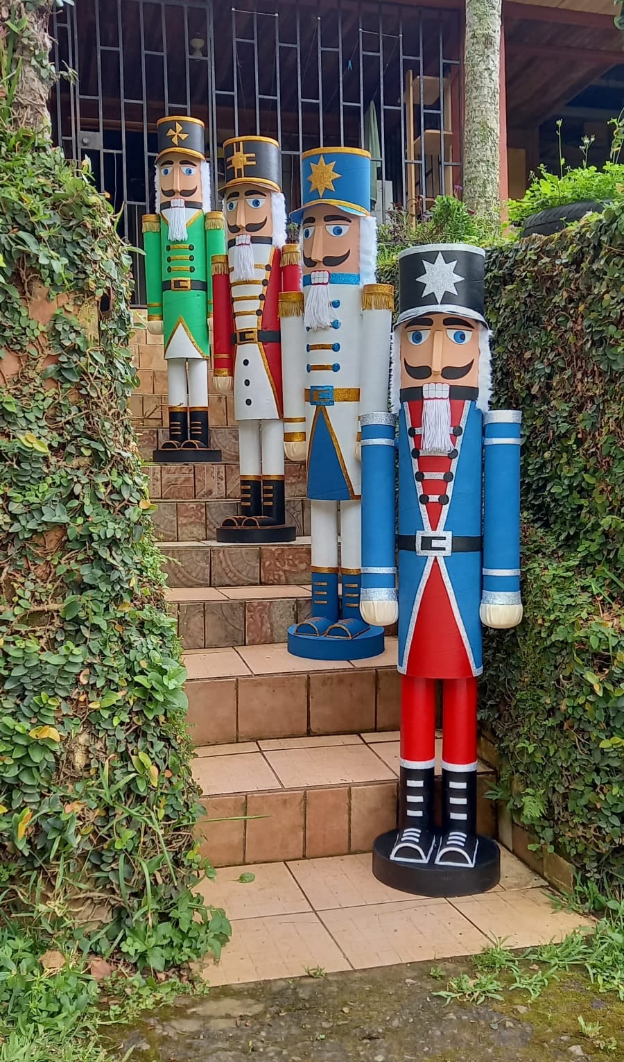 Doña Lorena Vásquez Pacheco y su esposo José Antonio Alfaro Cordero, viven en Rincón de Zaragoza en Palmares y ya tiene una fama muy bien ganada de ser de los mejores en el país que hace cascanueces