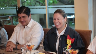 Claudia Dobles inició el día de las elecciones con un desayuno familiar y agenda pública