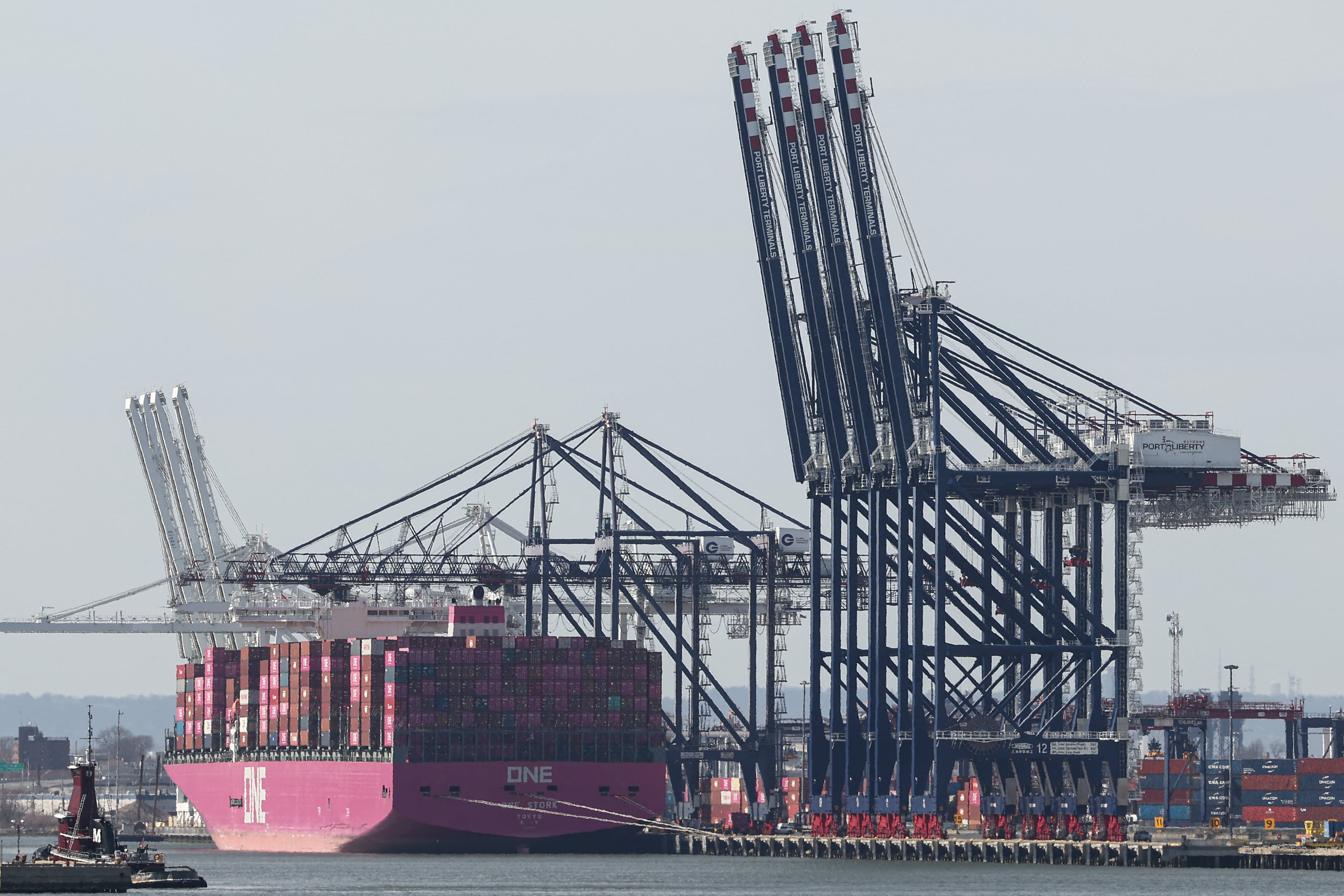 Un buque de carga con contenedores es visto en la terminal Port Jersey, en Jersey City, Nueva Jersey, el 30 de marzo. El gobierno de Estados Unidos anunció este 2 de abril nuevos aranceles a medicamentos importados como parte de su estrategia para fortalecer la producción nacional.