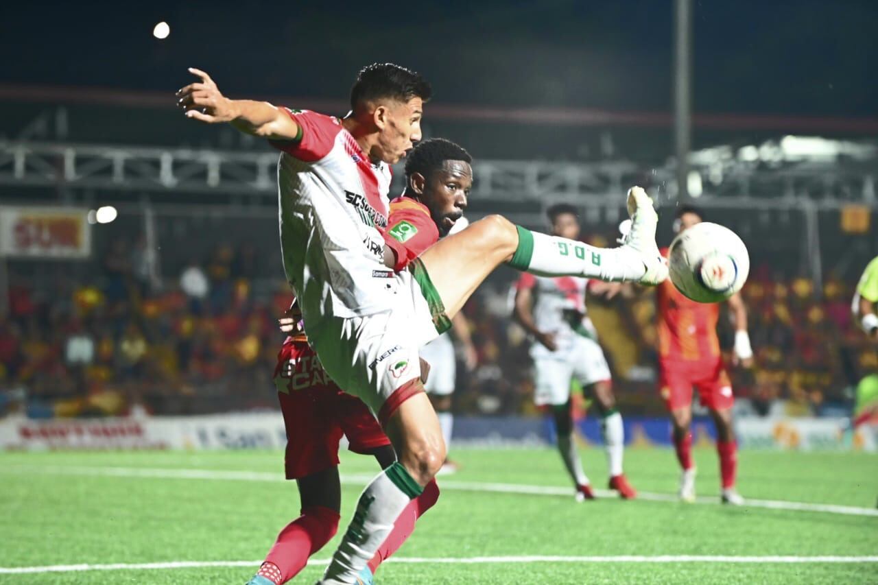 18/02/2024/ juego entre Herediano vs Guanacasteca en el estadio de Santa Bárbara foto ALBERT MARÍN