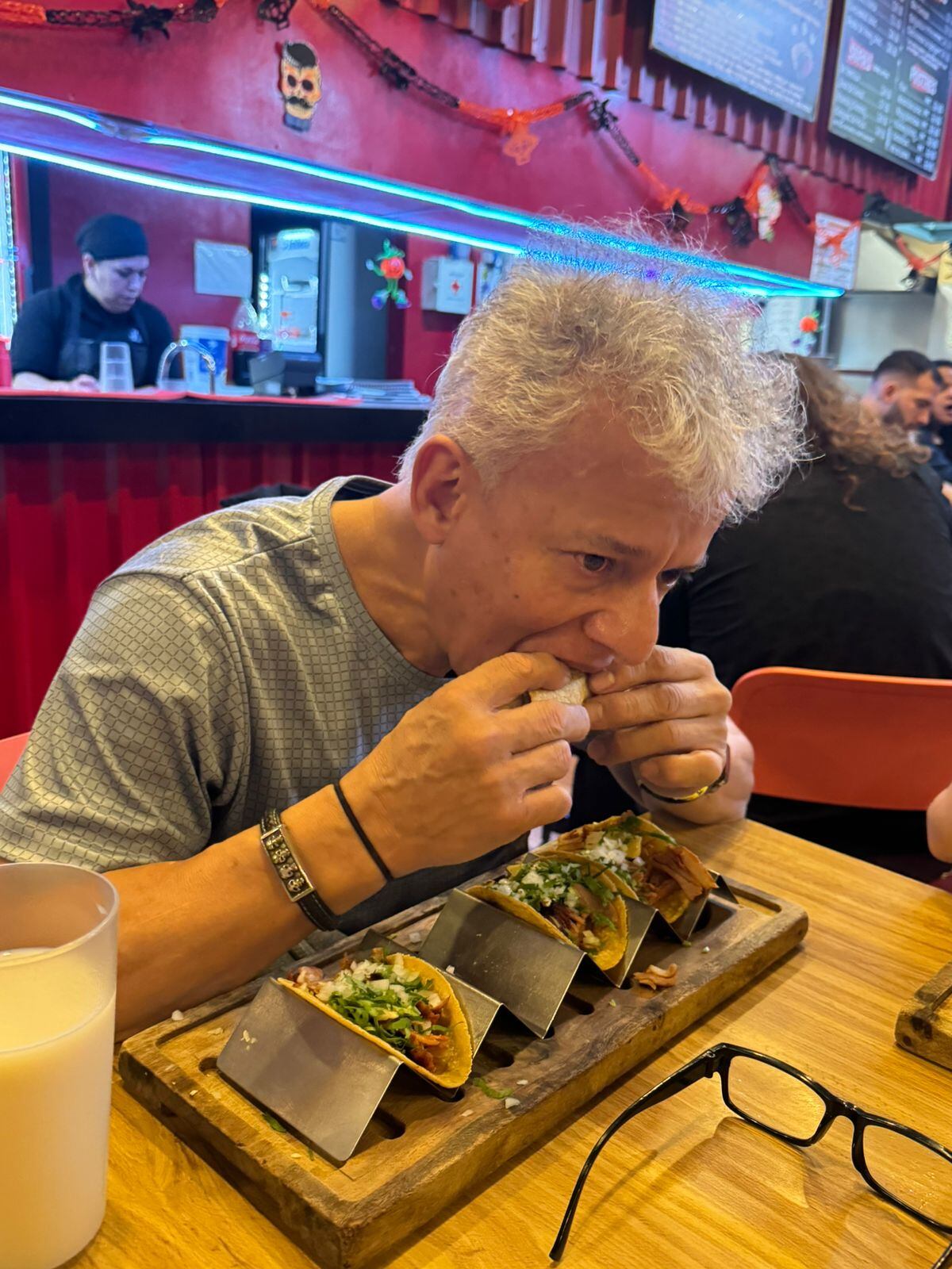 Don Marvin se mandó sabroso con una tacos al pastos rojos que estaban de muerte lenta. Foto: Marcelo Poltronieri