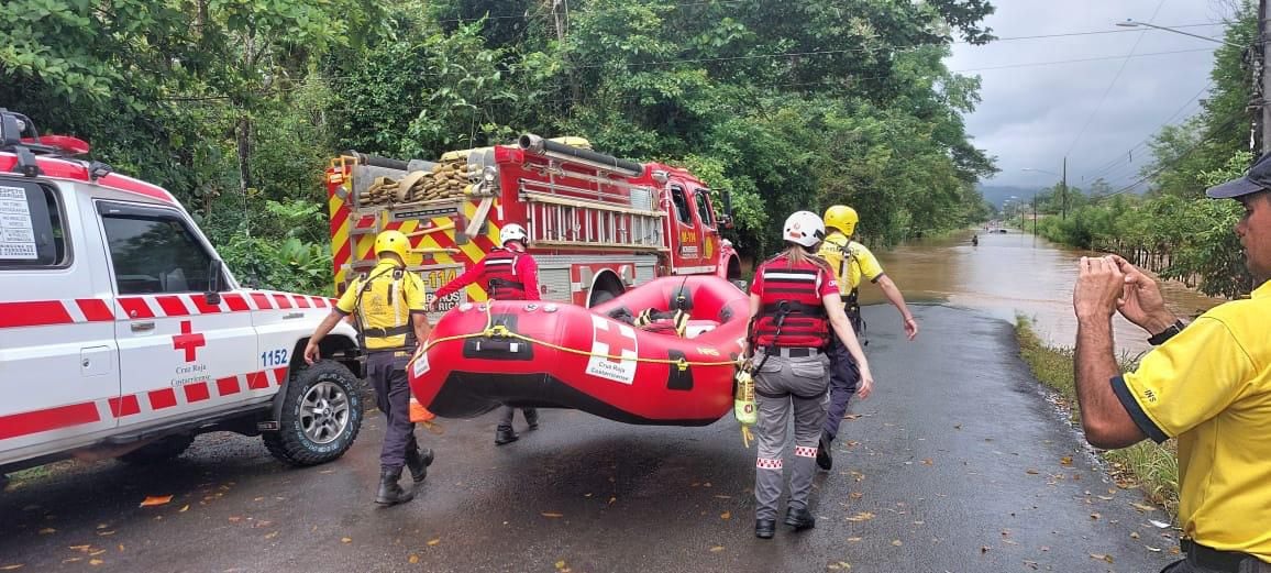 Rescates por inundaciones en Guatuso