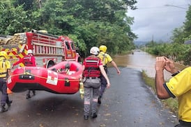 Un paredón habría caído sobre una vivienda y las inundaciones complican a varias comunidades
