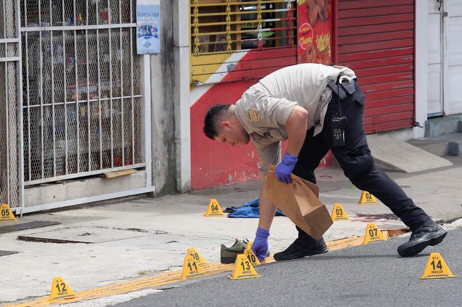 Un zapato, ropa ensangrentada y gran cantidad de casquillos son parte de los indicios recolectados por agentes del OIJ luego del mortal ataque de sicarios en Moravia. Foto:  Rafael Pacheco.