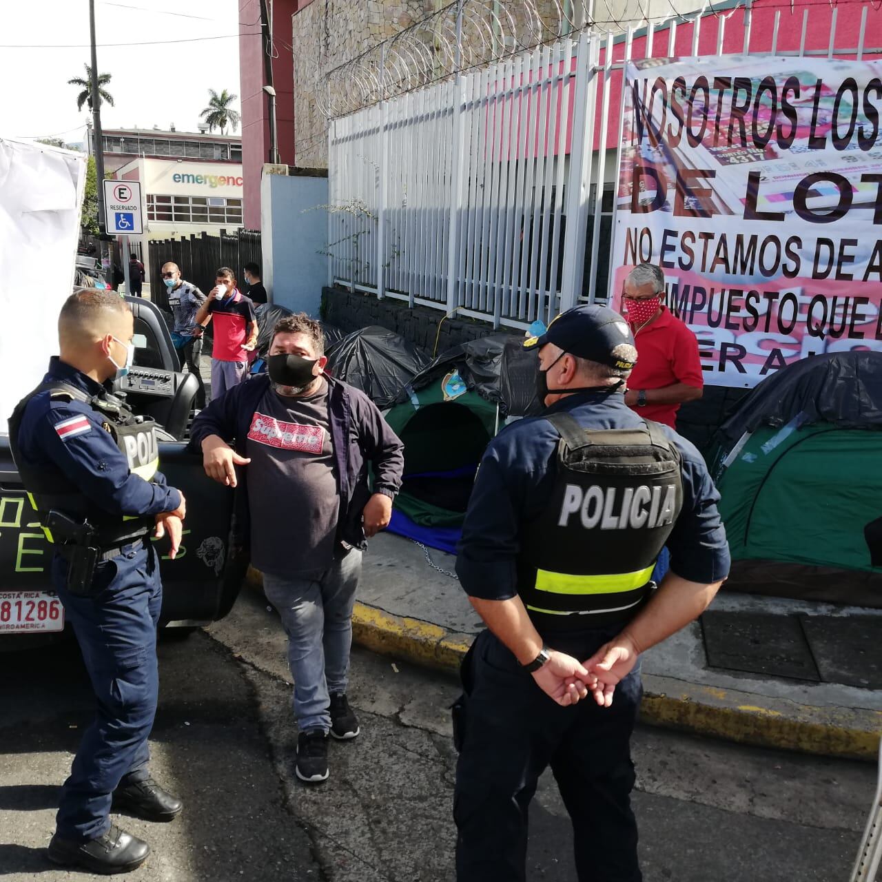 Unos 50 vendedores de lotería pasaron la noche del 30 de setiembre al 1 de octubre en tiendas de campaña frente al edificio de la Junta de Protección Social, en San José, protestando por lo que consideran injusticias
