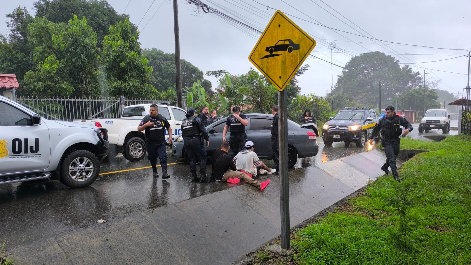 Bajo un aguacero es como la Fuerza Pública encontró el carro de Rolando Alfaro Fonseca, de 56 años, un taxista informal víctima de homicidio. Foto: MSP