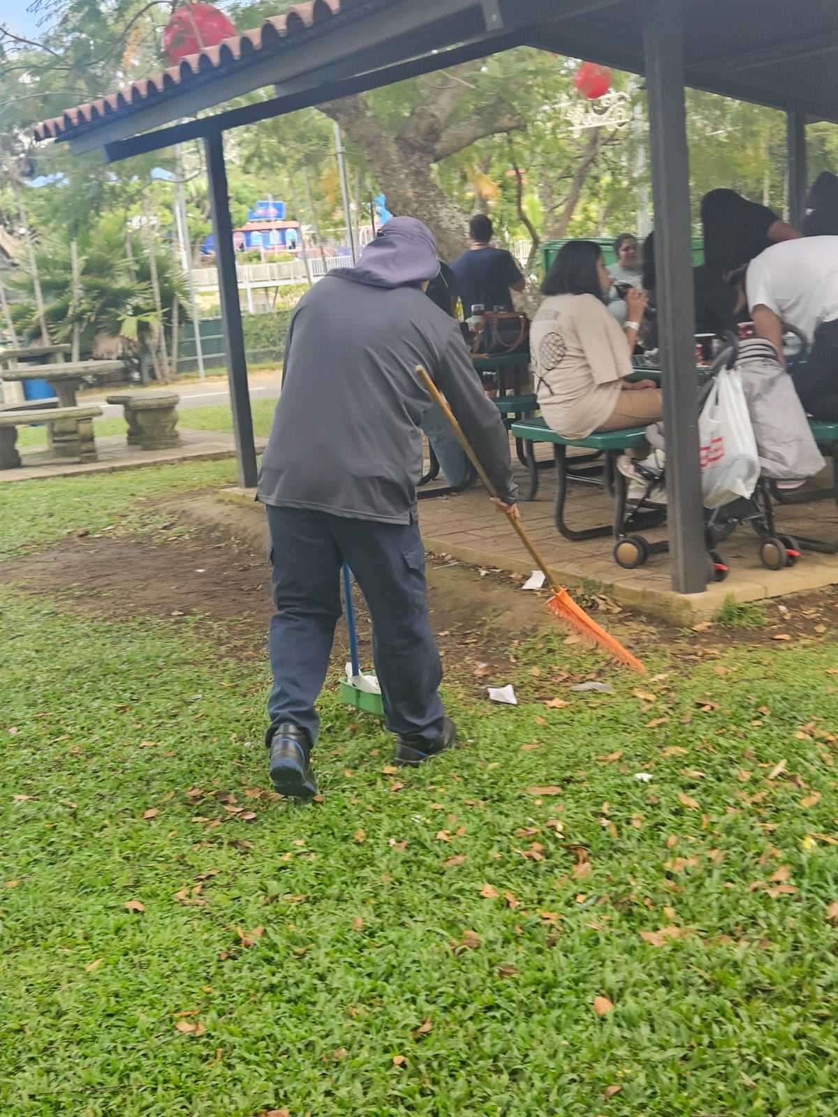 Enrique Porra trabaja desde hace ocho años en el Parque Nacional de Diversiones.