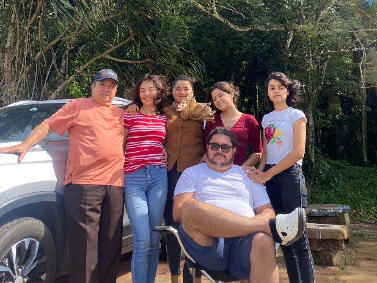 En esta foto aparecen las tres hijas de Jisselle: April (camisa blanca), Julia (camisa roja) y Lindsey (roja con líneas ), así como su esposo Khrystian (sentado).