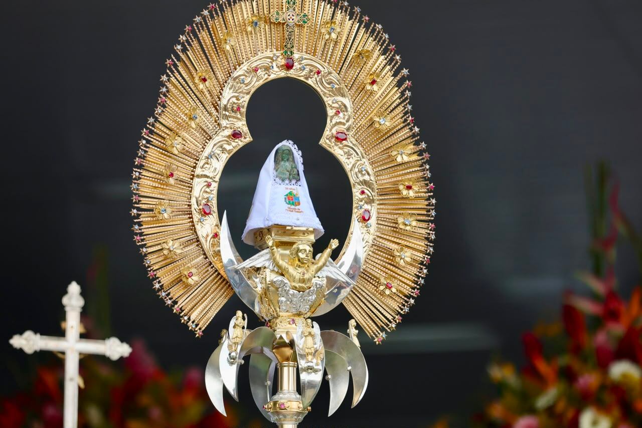 Monseñor José Manuel Garita, obispo de Ciudad Quesada, vistió a la Patrona de Costa Rica con el vestidito ganador el cual protegerá a La Negrita un año completo.