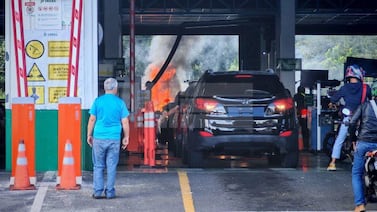 Momento de pánico: auto se incendia en instalaciones de Dekra en Alajuelita