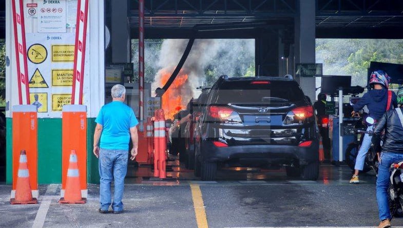 Un carro quedó en pérdida total al ser consumido por las llamas en las instalaciones de Dekra en San Felipe, Alajuelita. Foto: ANI