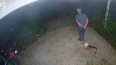 (Videos) Hombre caminó más de 300 metros atado de manos y con cinta en la boca tras ser víctima de aterrador asalto