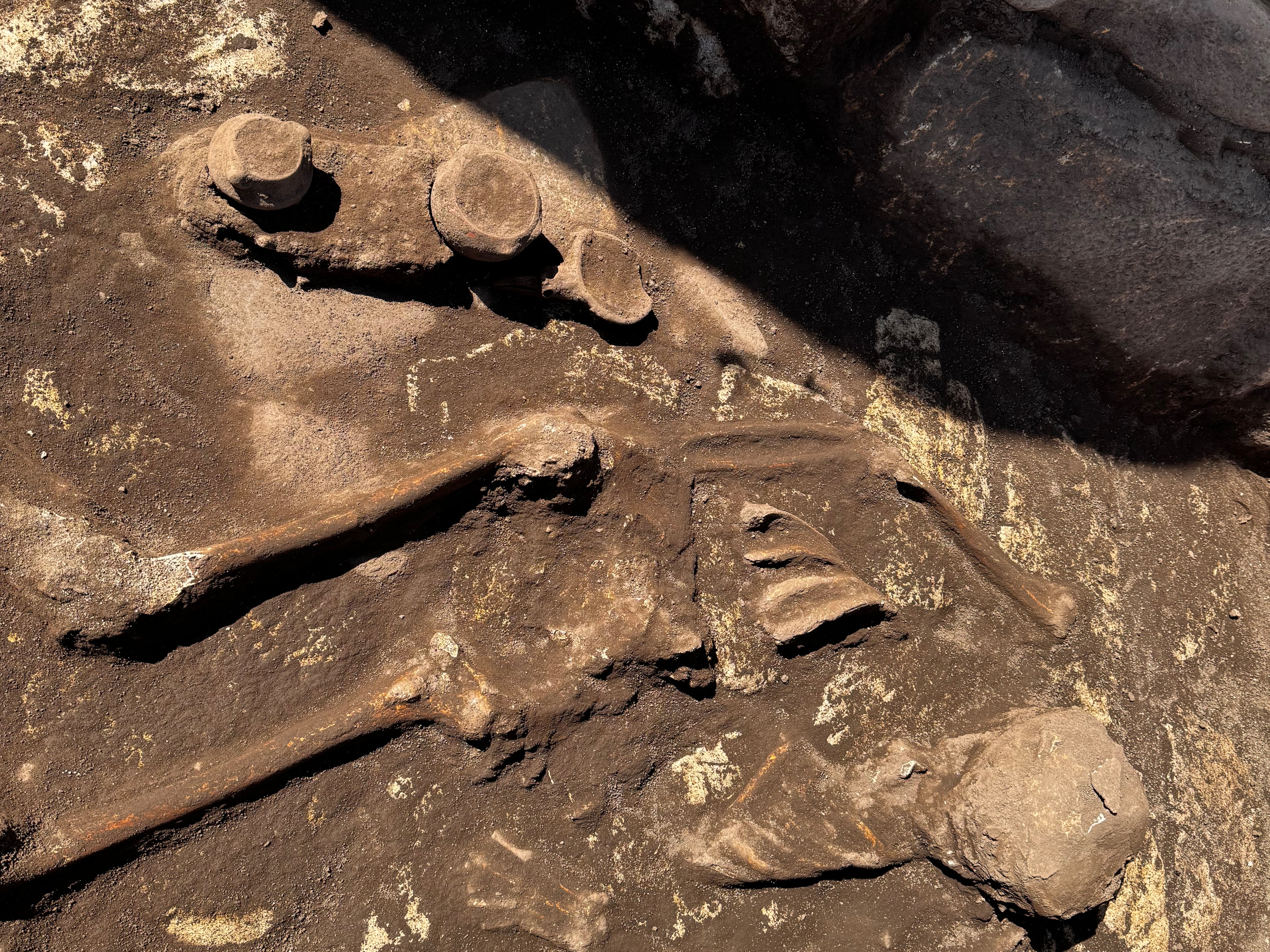 La experta del Museo Nacional, Grettel Monge Muñoz, nos confirma que lo encontrado en Agua Caliente de Cartago es un cementerio de cementerios indígena y que, por los hallazgos logrados hasta el momento, se trata de un lugar en donde enterraban a indígenas importantes y platudos.