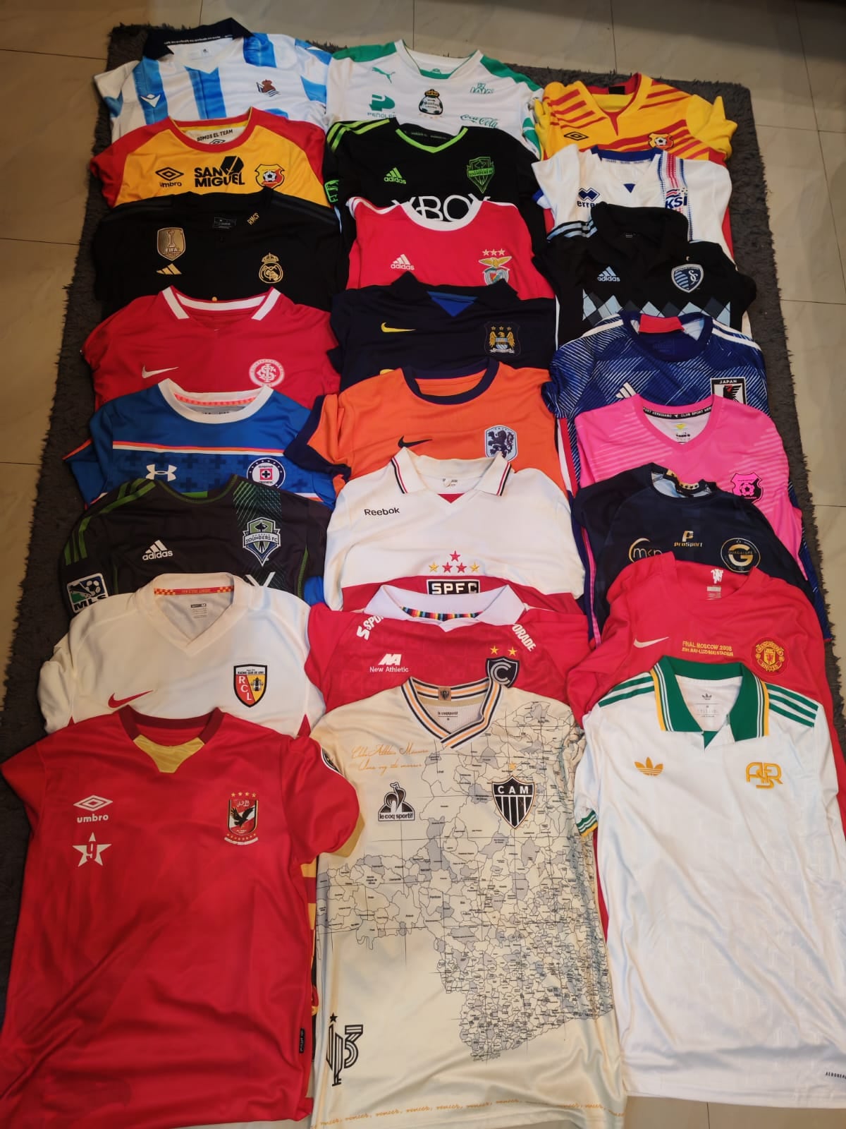 José Aguilar es coleccionista de camisas y tiene actualmente unas 130 prendas.