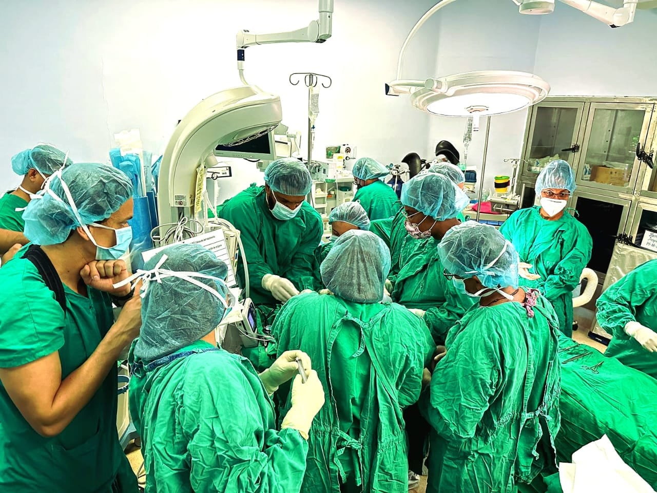 Histórico realizan cirugía a bebé conectado a su madre por cordón umbilical en Limón