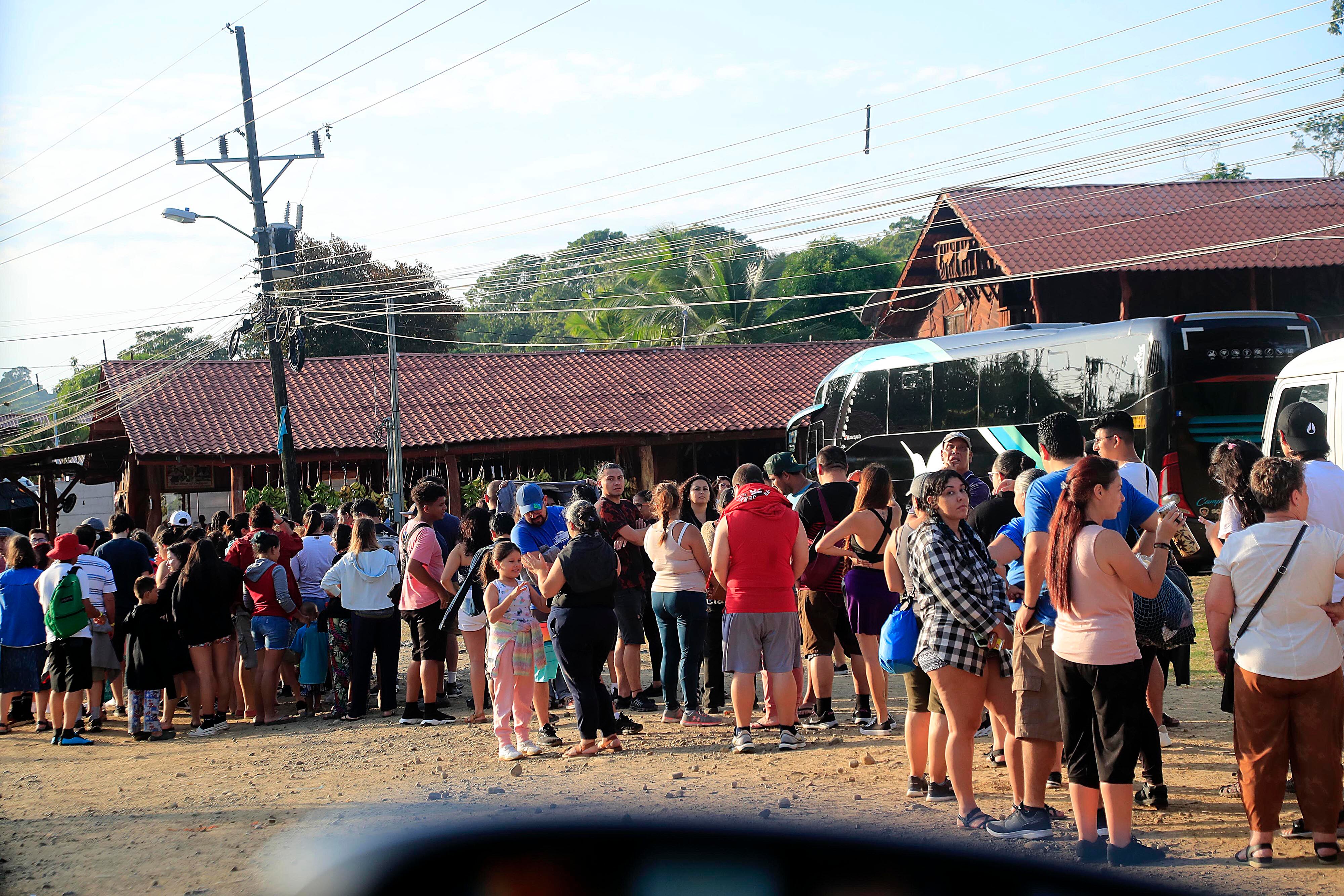 14/10/2023      Limón. Desde muy tempranas horas del día se vivió este sábado, en el atlántico de nuestro país, un gran ambiente en relación con el esperado eclipse anular de sol. Cientos de costarricenses se trasladaron a las playas del caribe sur para contemplar el anunciado acontecimiento astronómico del año, desde la parcialidad esperada para entre alrededor de las 10:15 a.m. y 1:50 p.m., pero sobre todo el punto de mayor esplendor apenas unos minutos después del mediodía. Foto: Rafael Pacheco Granados
