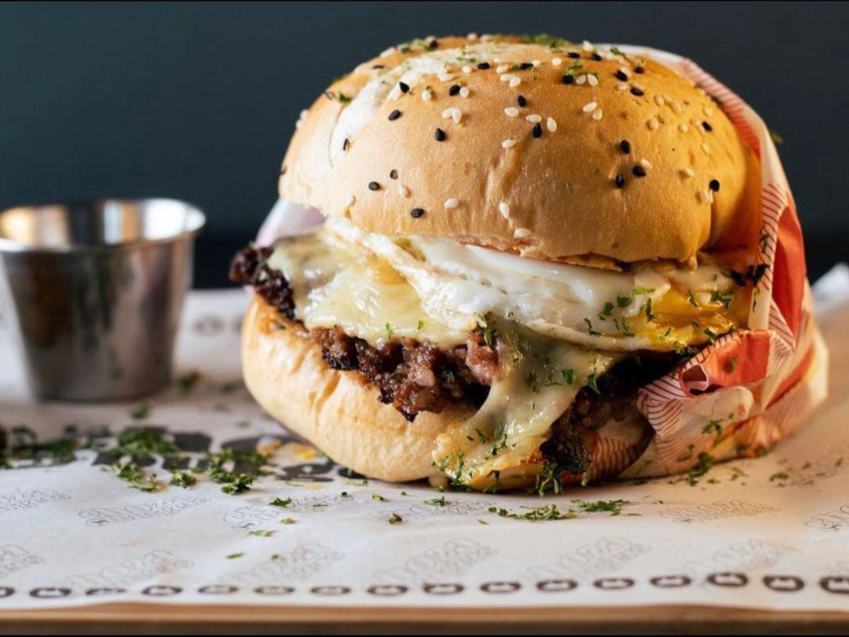 Sus hamburguesas podrían quedar tan buenas como las de Choza Burgers si sigue la receta. Foto: Sitio web de Choza Burgers.