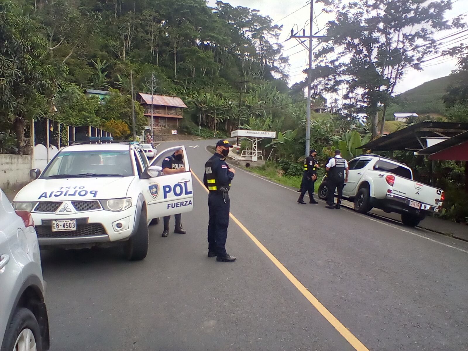Despliegue policial en Tucurrique, Foto Fernando Gutiérrez.