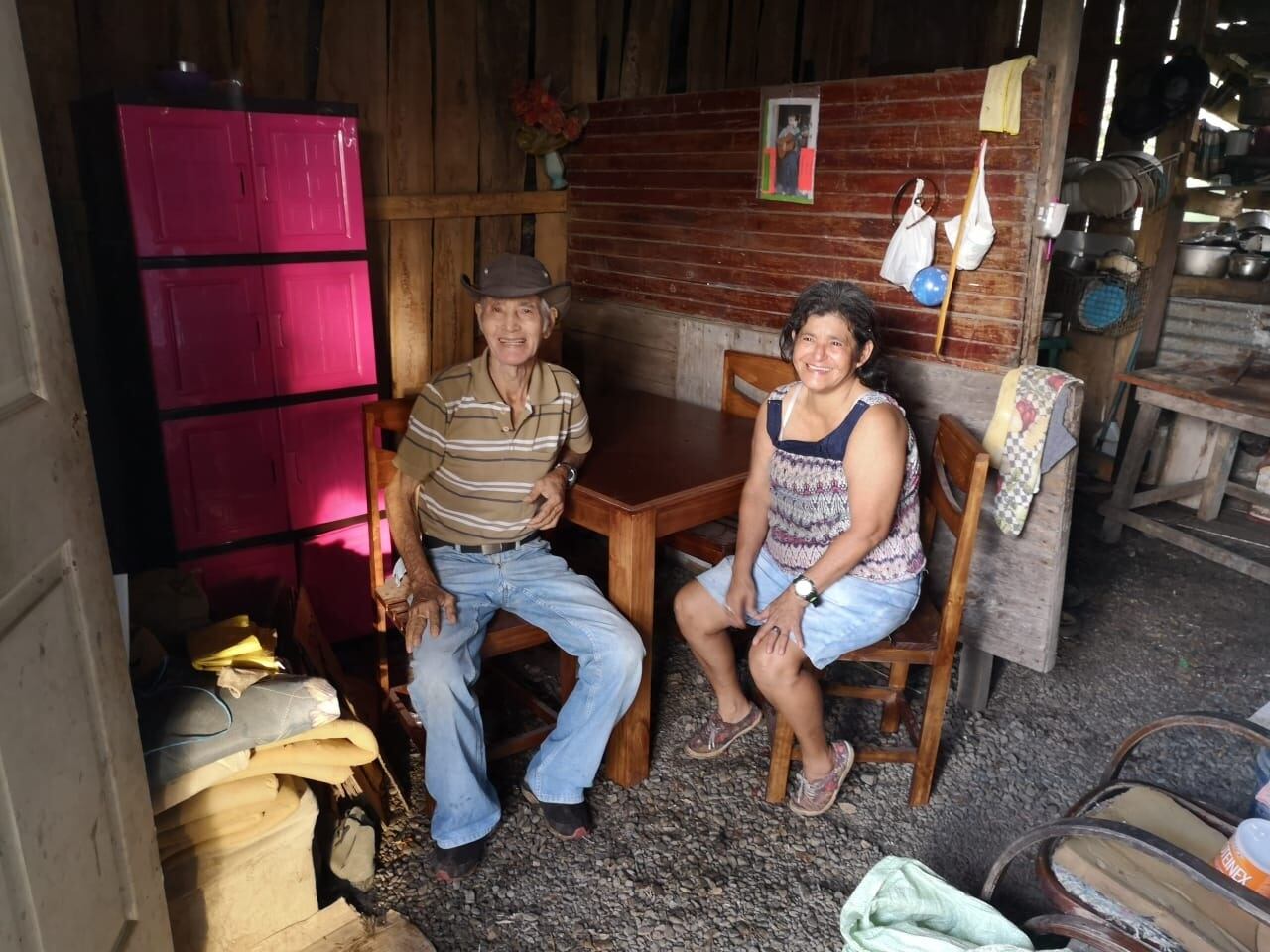 Viejitos reciben donación en Quepos.