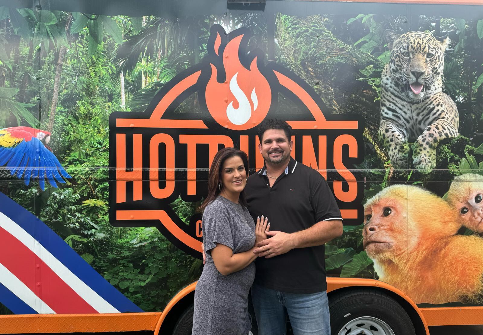 Matrimonio tico que vive en Estados Unidos hace su propio chorizo y salchichón