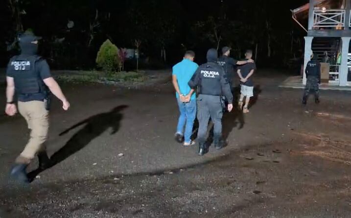 Un total de 22 allanamientos en diferentes partes de Puerto
Jiménez, Buenos Aires y Pérez Zeledón, pretende detener a
9 personas, quienes figuran como sospechosos de los aparentes delitos
de Tráfico Internacional de Drogas y Legitimación de Capitales.