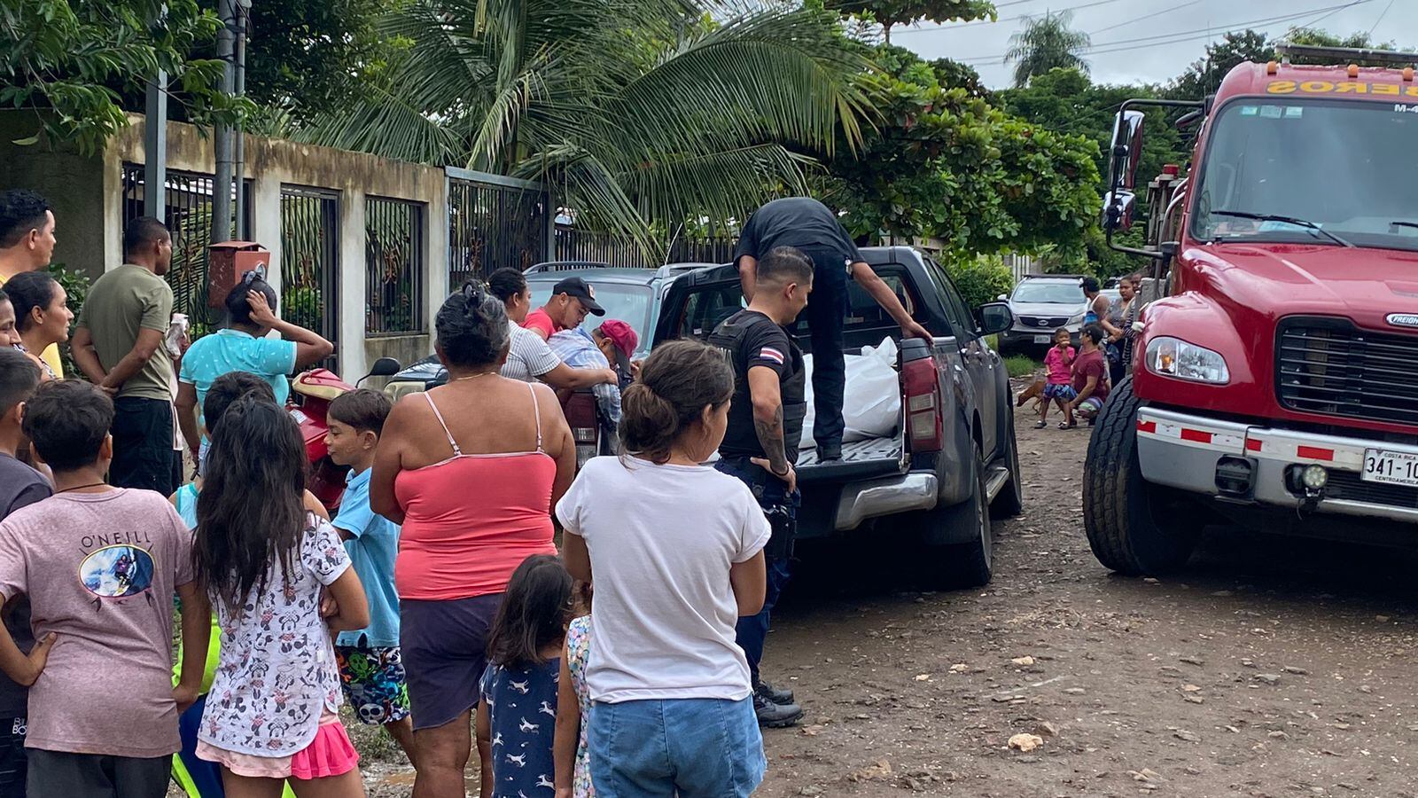 Joven de 23 años y niña de 3 años mueren tras caída de árbol sobre casa en Guanacaste.