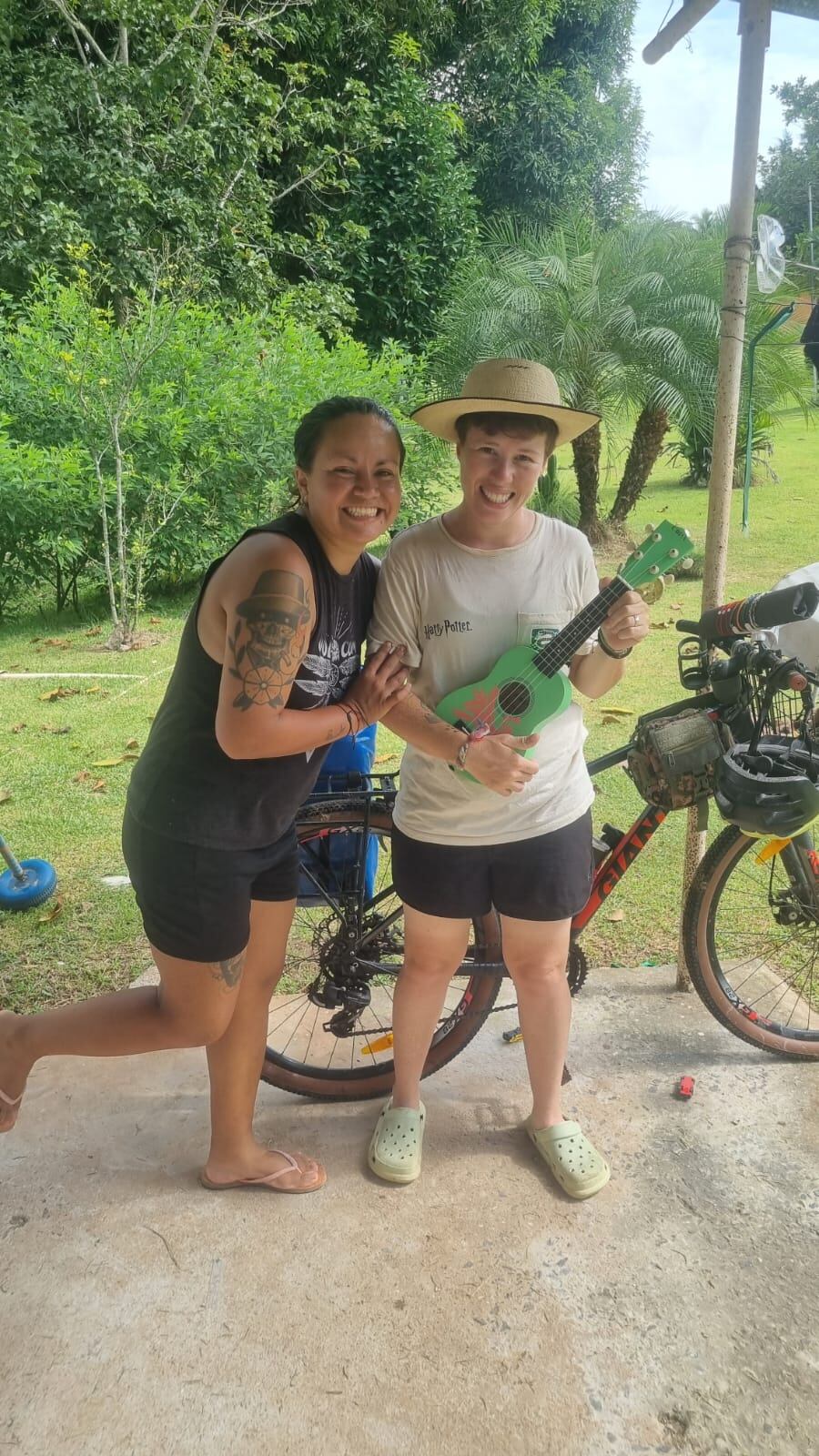 Melissa Cambronero y Carolina Rosales, de 33 y 34 años respectivamente, son dos guapileñas que, junto a su perrita Chiky, viajan en bicicleta de Guápiles a la Patagonia, salieron en agosto del 2024