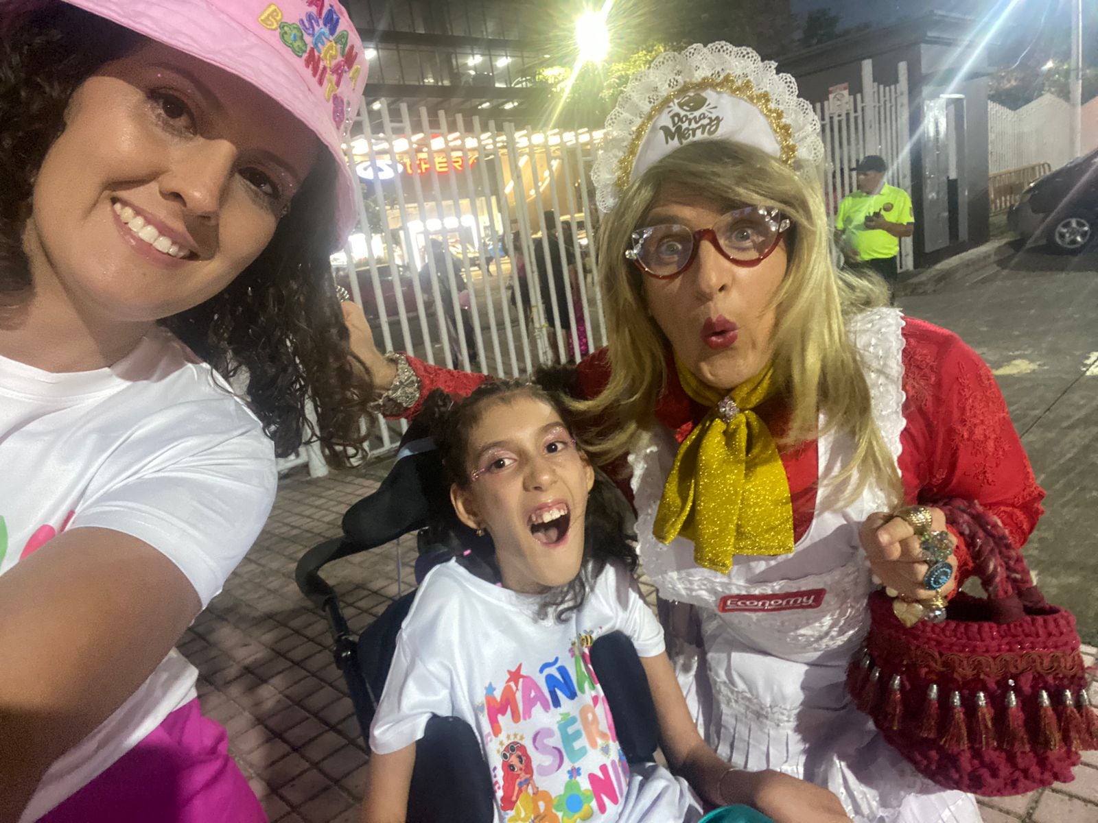 Naomy Bonilla Hernández junto a su madre Nataly Hernández Espinoza y Doña Merry (personaje de Roque Ramírez) en el concierto de Karol G.