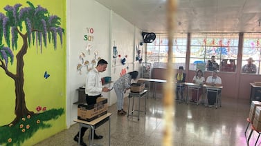 Ariel Robles llegó a votar entre cimarrona, carnaval, gatos y aplausos en Pérez Zeledón