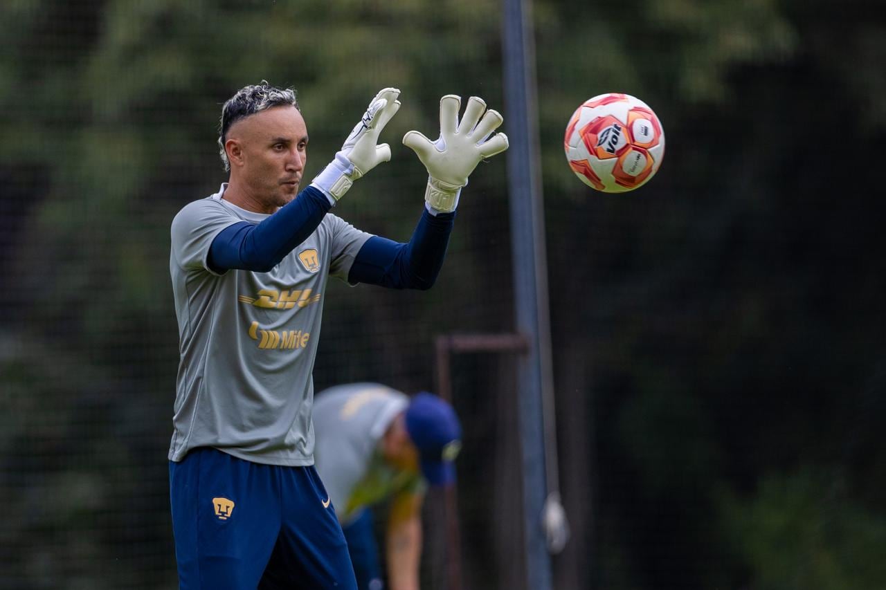 Keylor Navas en un entrenamiento de Pumas previo al duelo frente a Tigres.