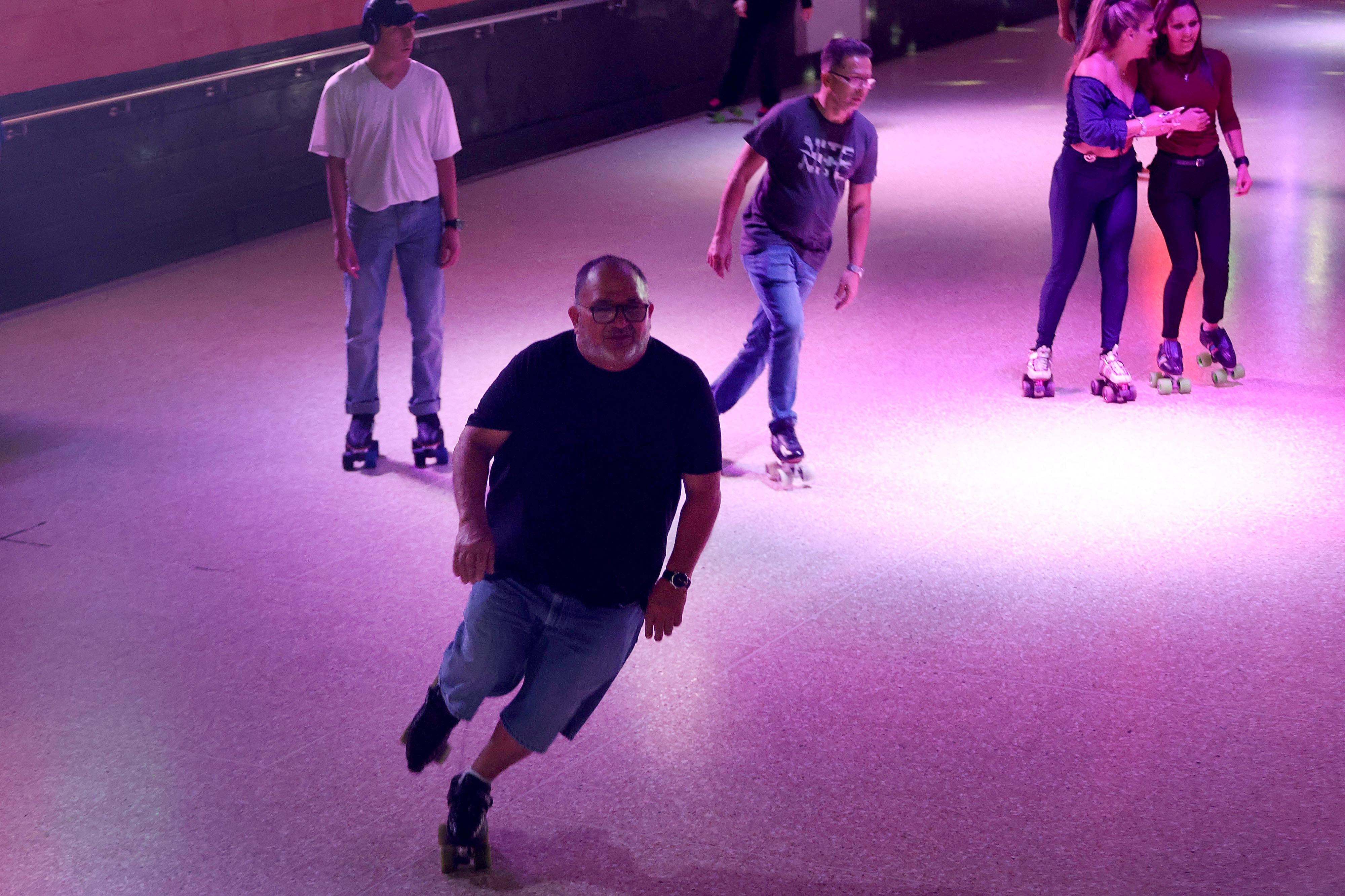 04/03/2024 San Pedro. Patinadores, del grupo de veteranos que todos lunes patinan en el Salón de Patines Music. Foto: Rafael Pacheco Granados