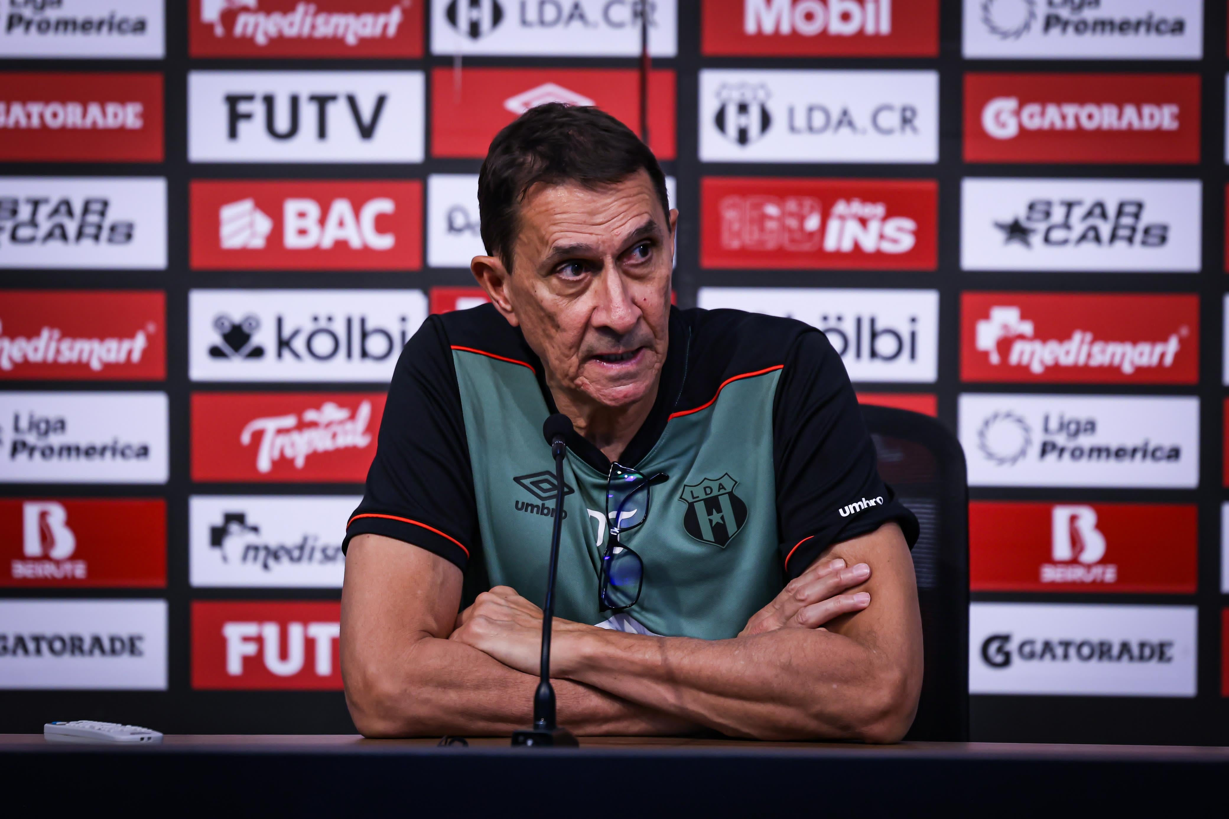 Alexandre Guimaraes le responde a la afición que lo quiere fuera de Alajuelense. Prensa LDA.