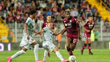 Fidel Escobar recibe una visita especial tras el triunfo del Saprissa en Honduras