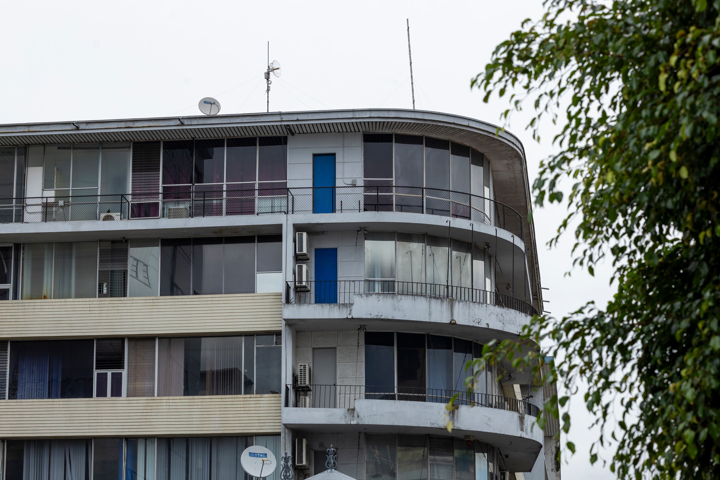 20/05/2025, San José, recorrido por avenida central y avenida segunda, para ver edificios que están desocupados o abandonados.
