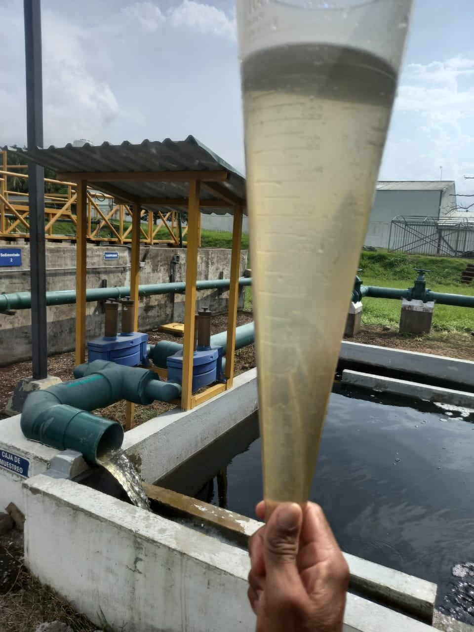 Los vecinos del distrito alajuelense, San Antonio del Tejar, tiraron el tapón porque ya no soportan más los hediondos olores que salen de la planta de tratamiento de aguas negras del aeropuerto Juan Santamaría