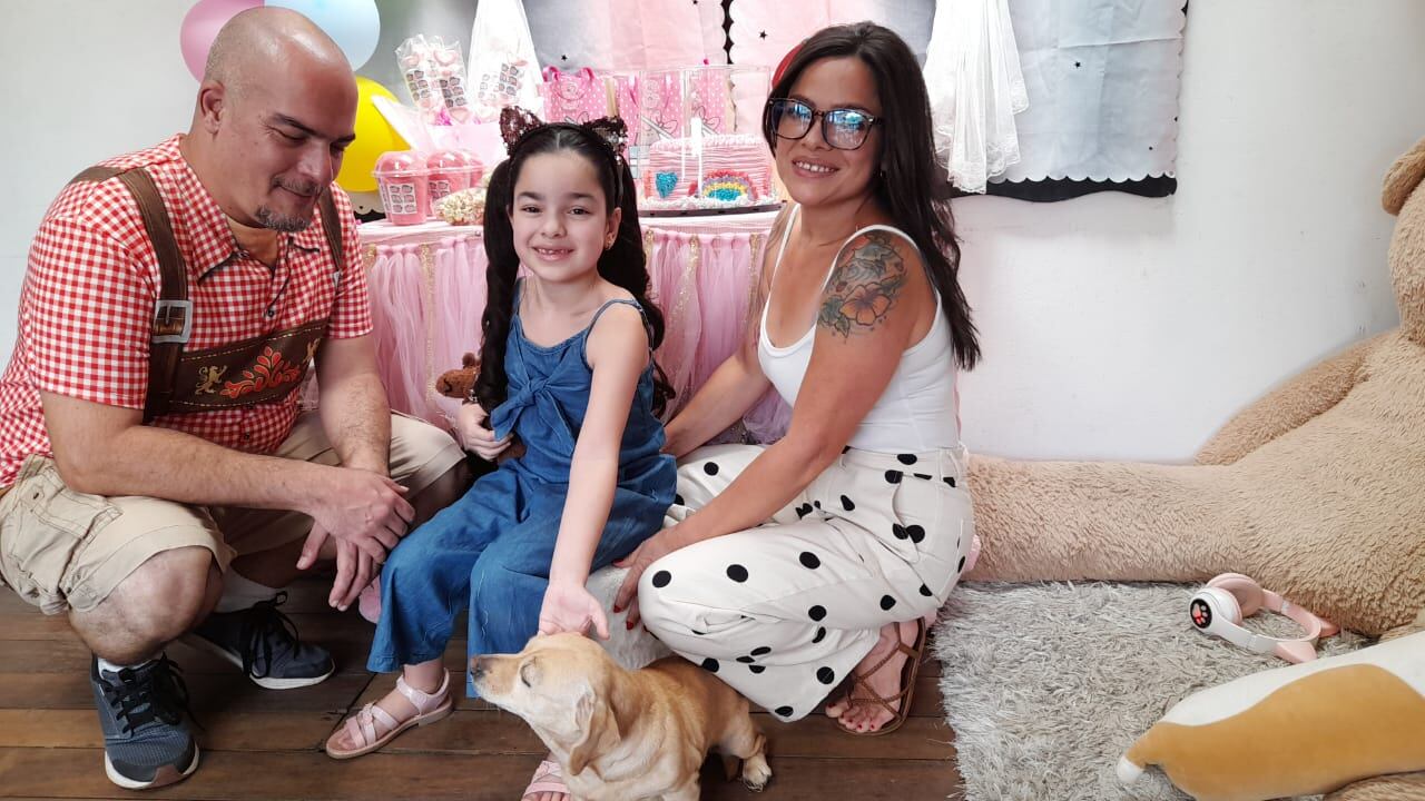 La niña Miha Spiller Ugalde, quien vive en el barrio Brasil de San José, es feliz regalándole confiticos y saludando a los recolectores de basura de la municipalidad de San José que pasan por su casa