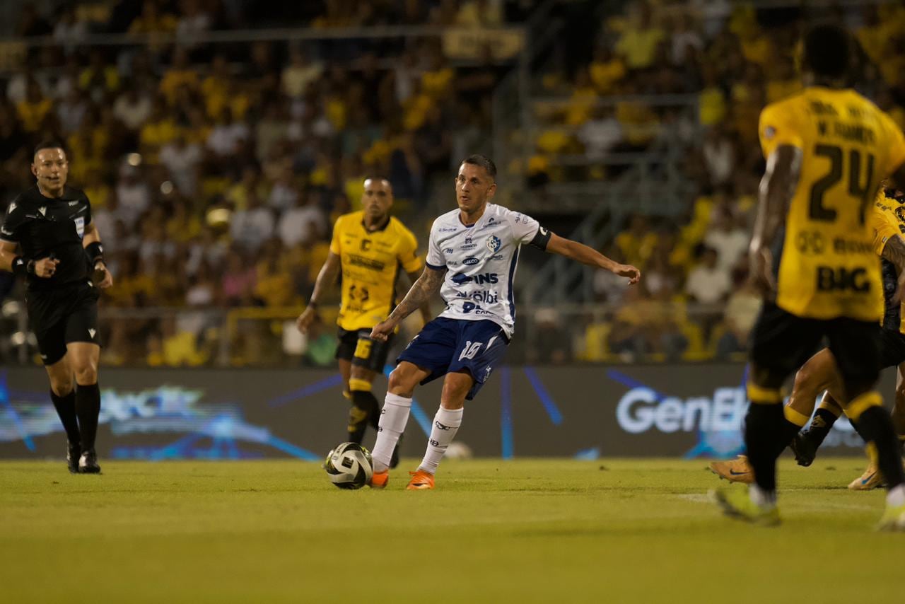 Steven Madrigal entró en la polémica por un penal que sancionó a favor de Liberia contra Cartaginés.