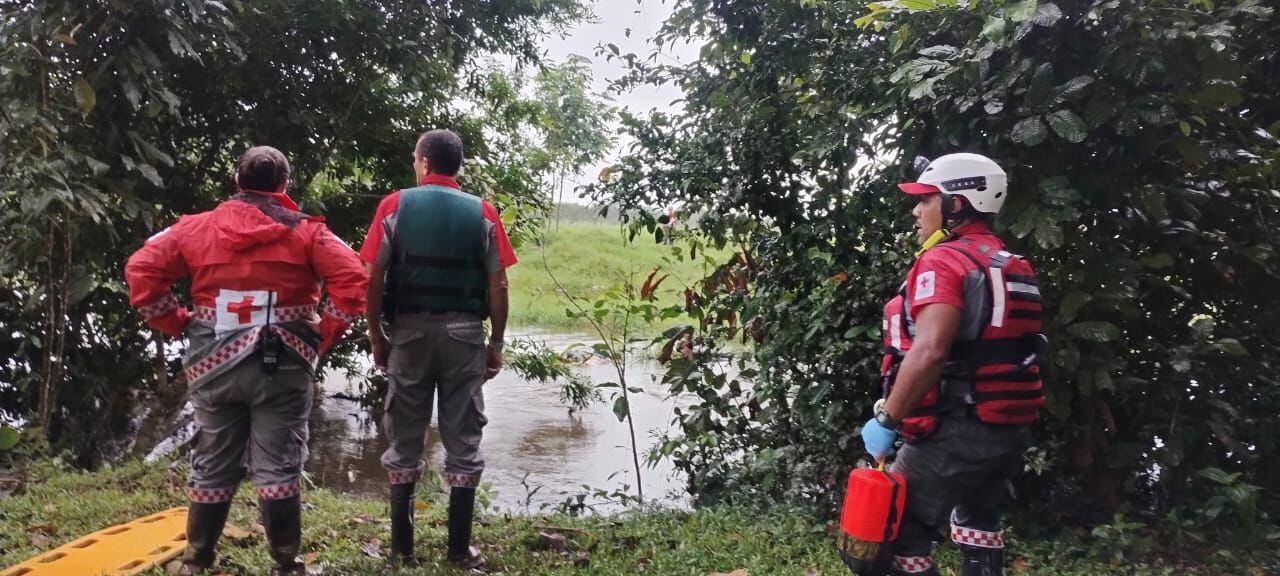 Un hombre identificado como Alexander López fue hallado sin vida la mañana de este miércoles 4 de diciembre en el río Samen en Guatuso, zona norte del país; estaba desaparecido desde el domingo 1 de diciembre del 2024. Foto: Cruz Roja