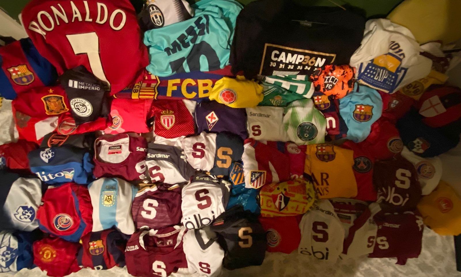 Aficionado morado que cambió una camisa del Sapri por otra de Sporting. Cortesía.