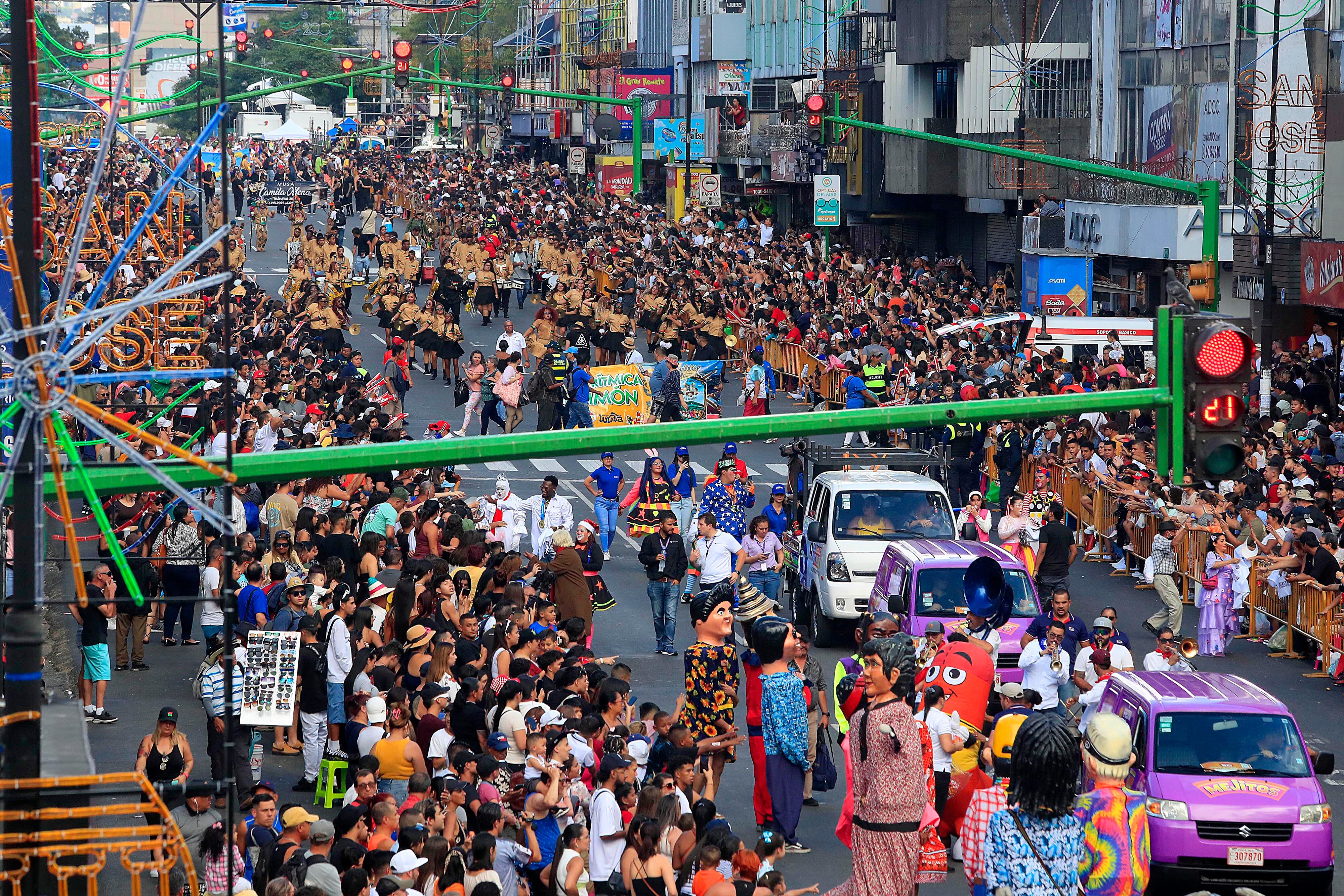 27/12/2023 Avenida Segunda. Este miércoles se realizó Carnaval de San José, luego de tres años ausencia en las actividades festivas de fin y principio de año. El desfile, con la presencia de comparsas y carros antiguos, formó parte de las actividades tradicionales en el marco del 200 aniversario de San José como capital, en un ambiente de fiesta, ritmo y mucho color.